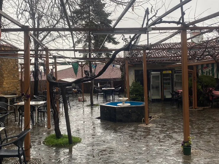 可以想像如果沒有下雨的話,這裡應該會是人們喝茶、喝咖啡聊是非的地方