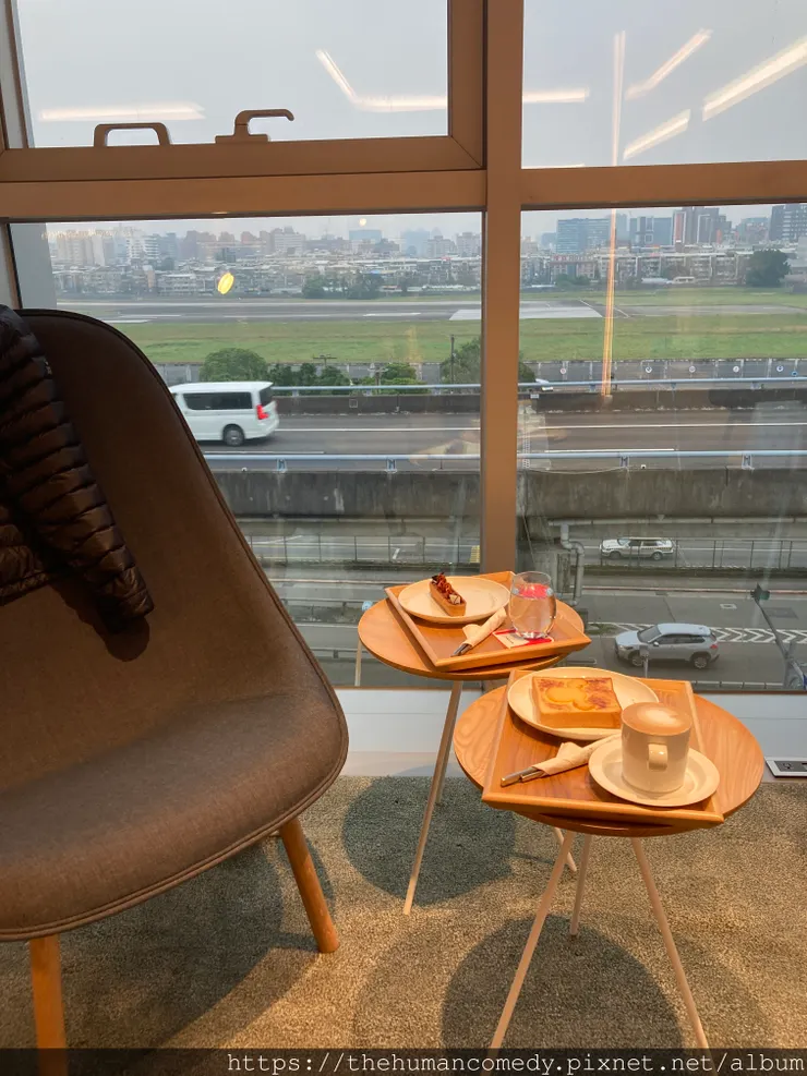 Volvo濱江保養廠-欣賞飛機起降佐藍帶甜點