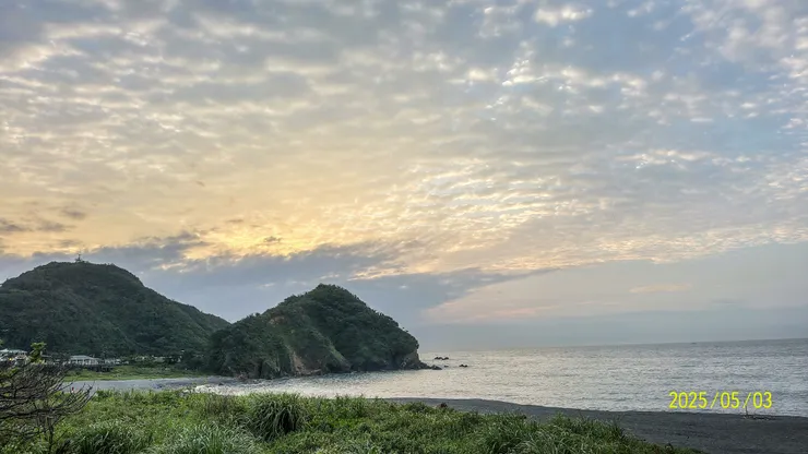 內埤海灘，適合全家大小走走，有厠所，有咖啡廳和攤販。