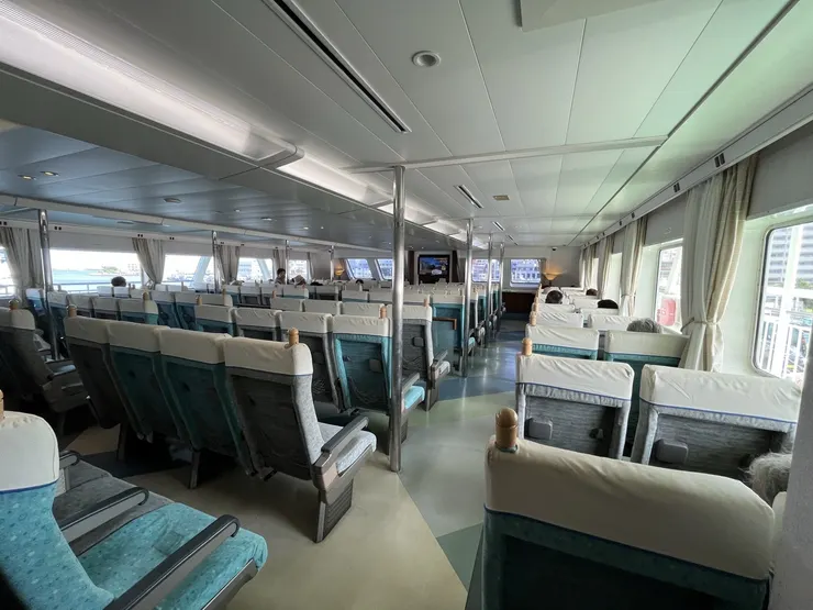 渡嘉敷渡輪二樓的座位區,樓下也有可以躺平休息的區域,我兩次搭乘都是在樓下的躺平區休息,睡一覺起來就到了!