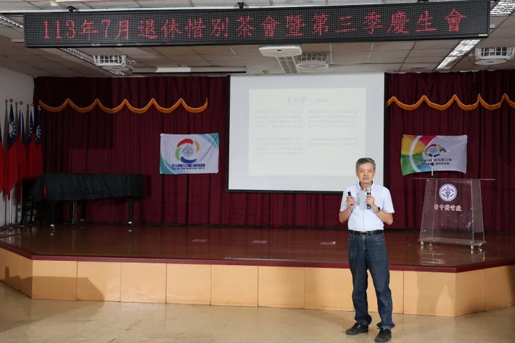 【致詞就當面對各階段年輕的自己，台上台下時光交錯世界驚天變化。既然不免上台致詞，JB就準備了幾頁簡報，6首詩搭配幾張照片，概述40年職涯與預期的退休生活。】