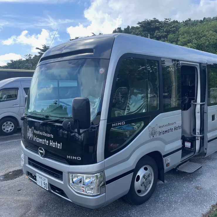 西表島飯店的接駁巴士，車身也印有西表山貓LOGO