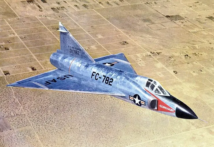 美軍第一種超音速攔截機F-102，於1956年服役。這一型飛機是為了應對北越的伊爾28輕型轟炸機而被佈署到東南亞戰場，但在戰爭期間幾乎都在擔負對地攻擊任務，2月3日的交戰也是美軍F-102在越南以及整個服役生涯中唯一一次空對空交戰。