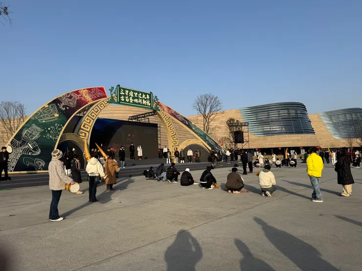 舞者在為春節搭建的舞台上採排