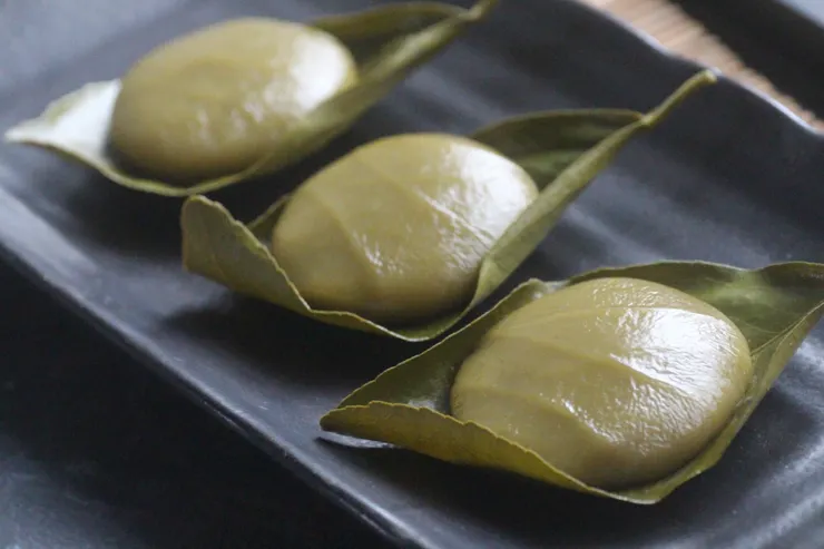 銅錢大小的草仔粿,不包餡,一口一個。