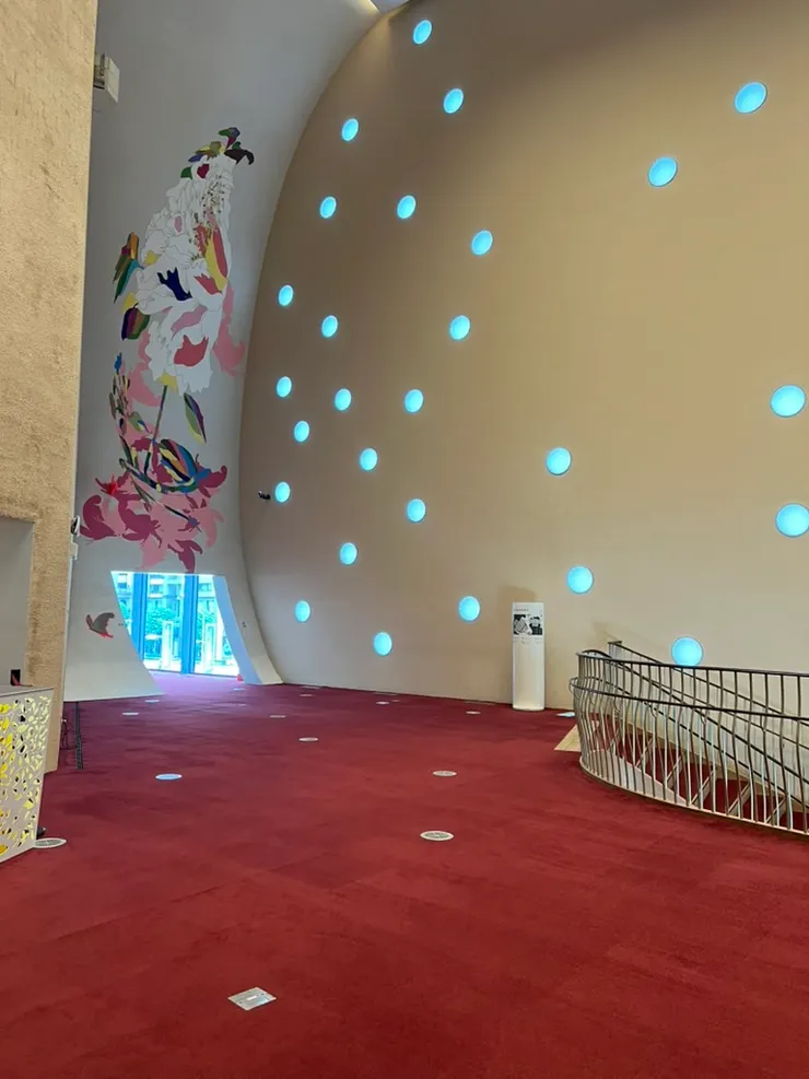 牆壁的畫名為「翩翩」，靈動的線條畫著蝴蝶和鳥在花樹當中飛舞。