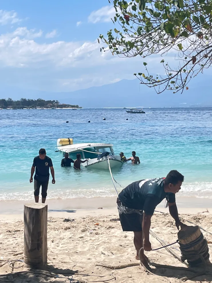 原本要搭的船沉了，他們雲淡風輕說：幫你們換另一個船公司