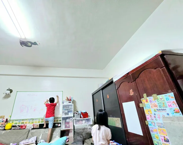 體驗愛塗鴉寶貝看過來!可自由裁切、牆壁、木板隨處可黏、白板