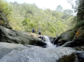 休息處和溺水處相隔太遠，即使有救生圈也很難救到溺水者