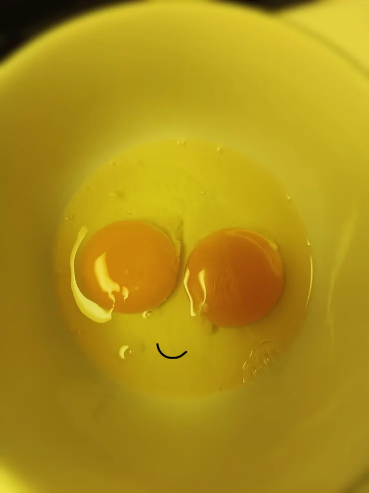 打入兩顆新鮮的活力雞蛋