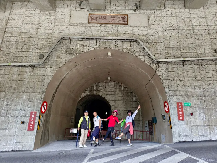 【3/23早上在步道入口的同學們！是不是活潑多了？介華攝。】