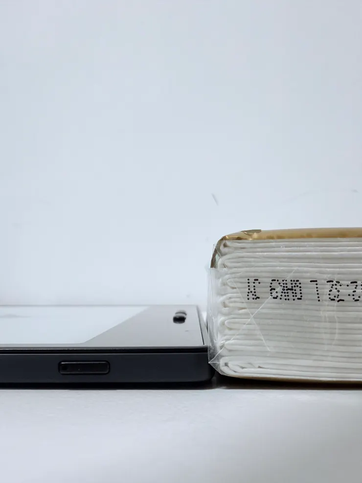 機身厚度約兩片紙手帕