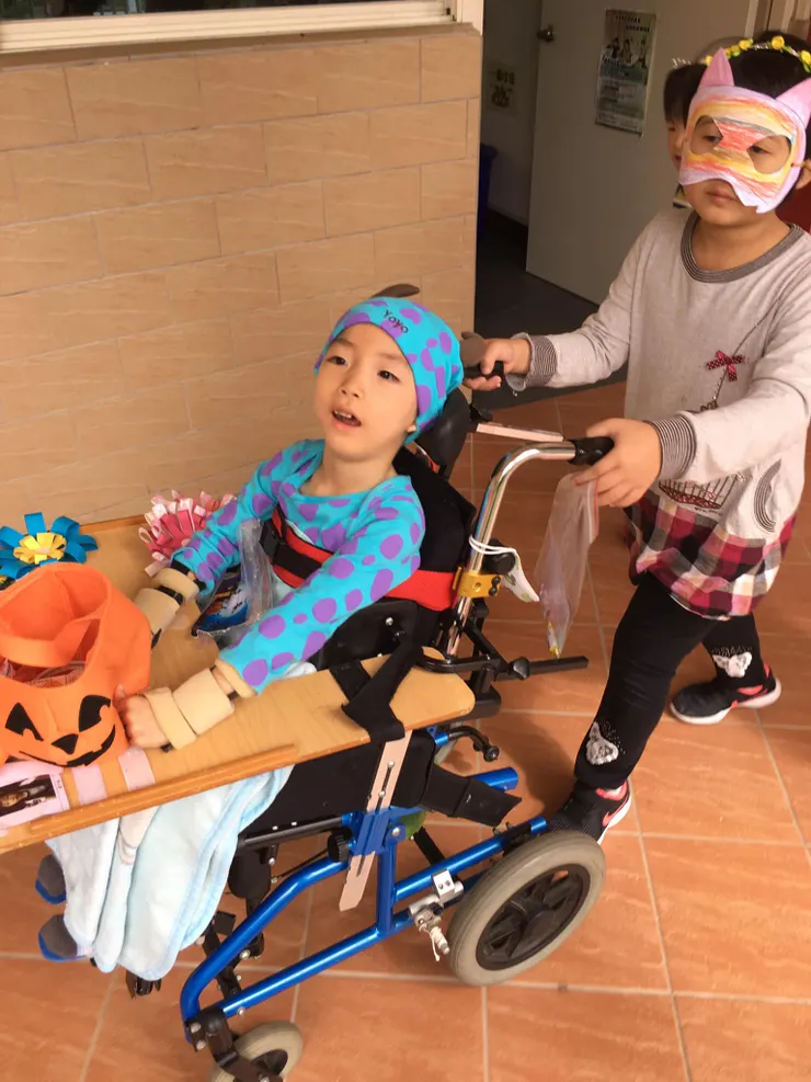 到校上課的祐其實算蠻蠻有人緣，同班的孩子很喜歡替祂推輪椅。輪椅也是日常裡脫不了干係的輔具之一。