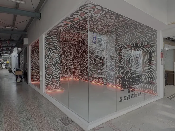 正白#FFFFF(本檔展覽為「島東譯電所」個展)。圖/筆者 自攝(攝於2025.11.07),Photo Credit:正白 #FFFFFF