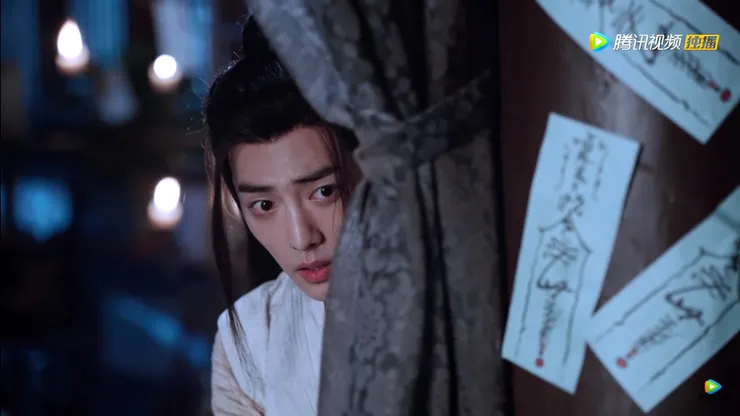 藍湛來了，魏無羨有點心慌意亂，趕緊躲到簾子後面。