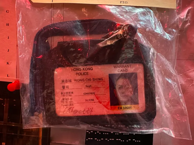 還有黃sir染血的證件證,立即想到那場經典場面!