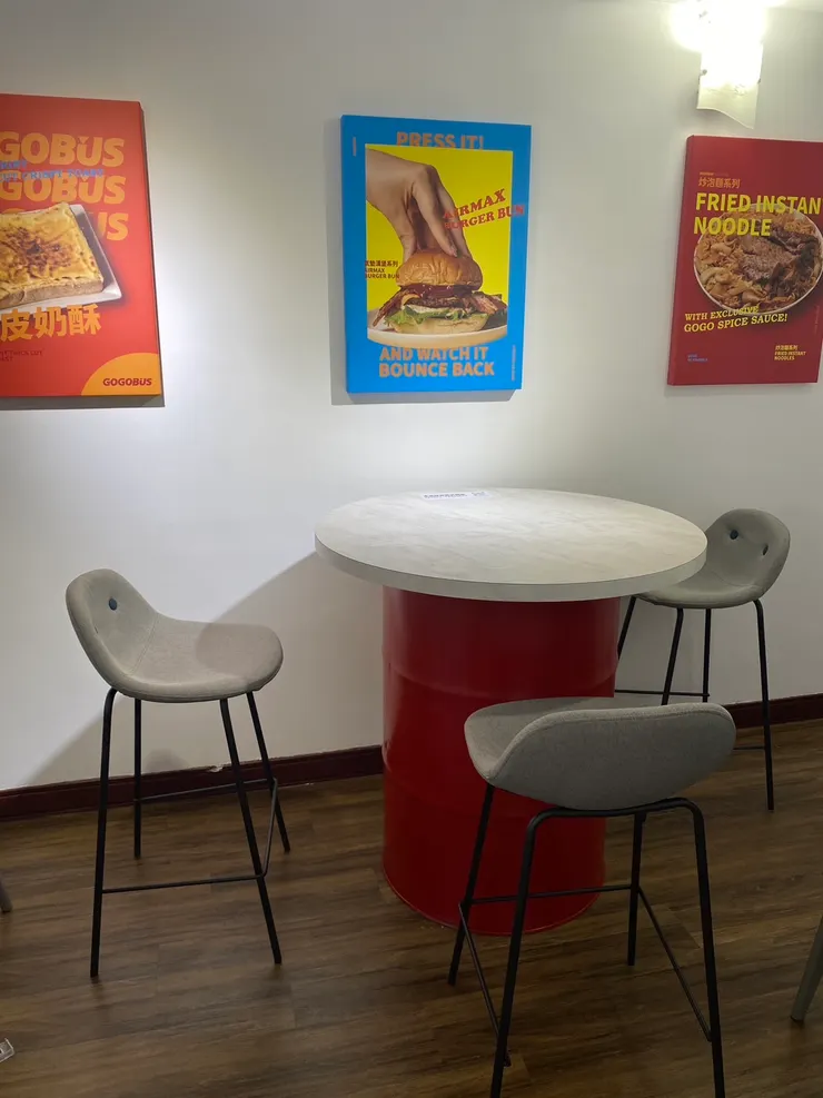 特別的高腳桌椅