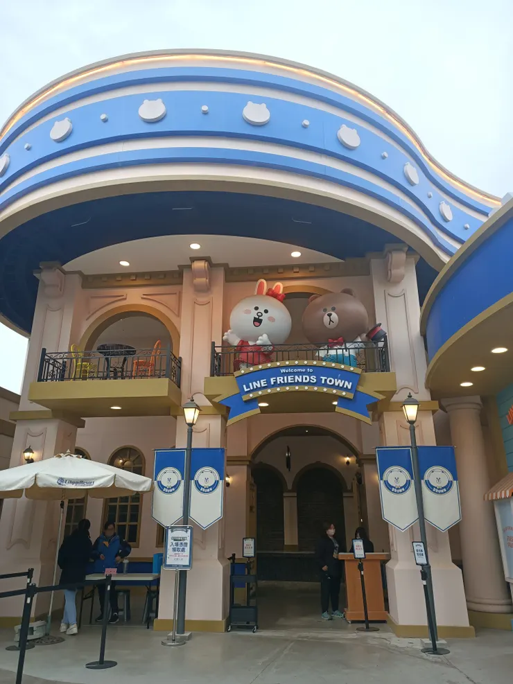 展區入口處，頭頂上有可愛的熊大歡迎大家哦！