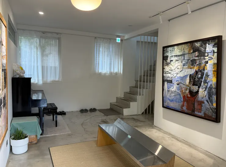 公共走廊佈置著藝術品，還放著一台鋼琴，不知道何時會有人演奏呢？