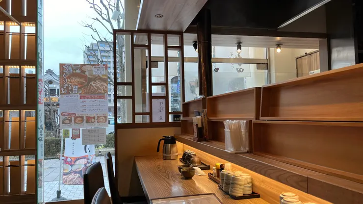 畢竟蕎麥麵吃很快，坐吧檯也滿ok。