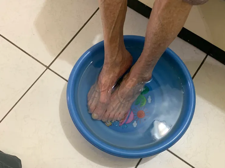幫阿嬤剪腳指甲前需要泡溫水，讓指甲變軟比較好剪
