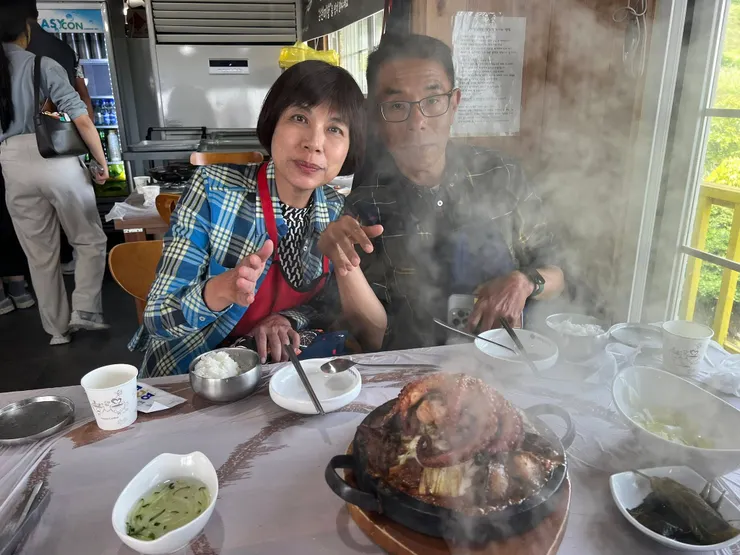 飢腸轆轆等不及了，飯已經吃好幾口。