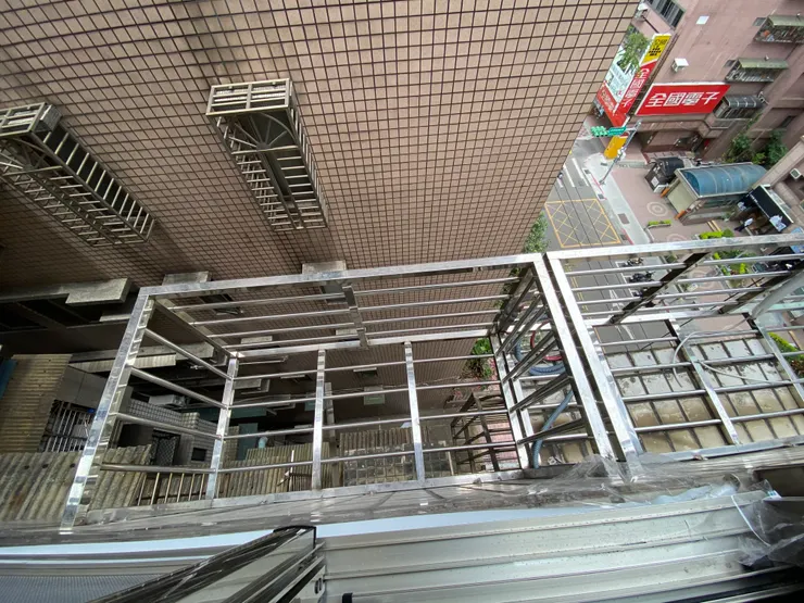 冷氣工程需要確認的項目：不鏽鋼鐵架