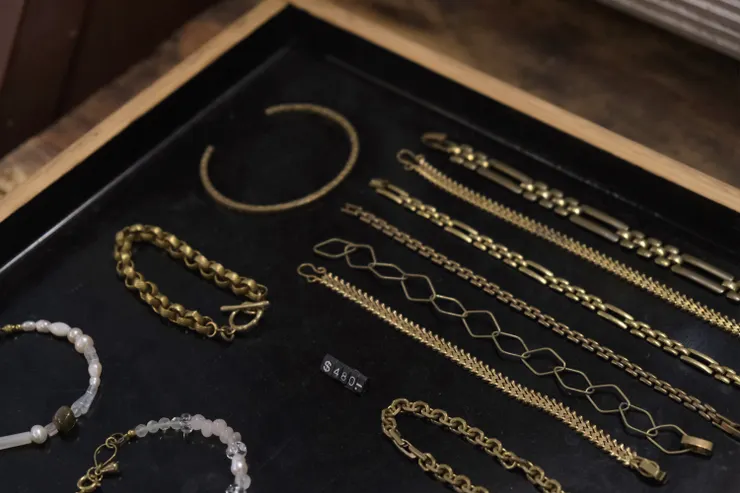 ⬆️ 每周三為「職人日」，認識的朋友會到店裡現場做金工銅件。若客人現場挑選戒指、手鍊發現尺寸不合，可以現場馬上修改。