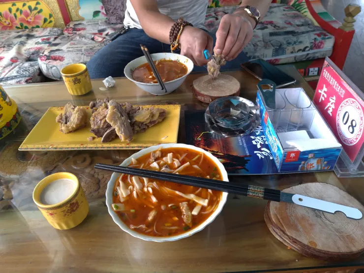 藏族人多吃麵食、牛肉,也很喜歡喝酥油茶