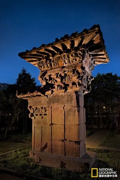 四川雅安高頤闕,為東漢建安年間益州(四川)太守高頤陵墓前的石雕墓闕中雙闕之右闕,形制為子母闕,是全國重點保護文物。石雕漢闕是中國存留至今最古老的地表建築,數量以四川為最。