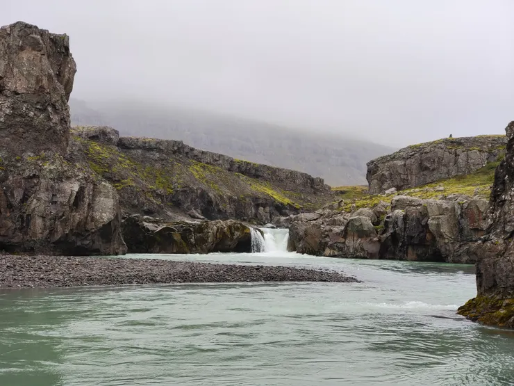 途中經過一個單層的小瀑布。