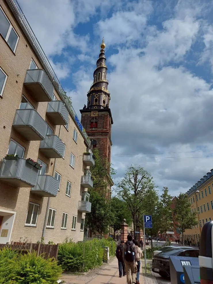 救主堂，有獨特螺旋形尖頂，可登高俯瞰市區景色