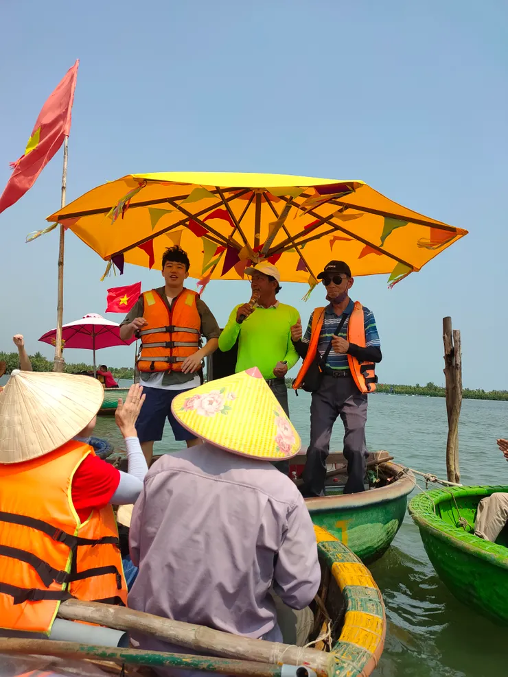 路上有很多瘋狂的表演,這位阿伯正在賣力演唱我們不一樣