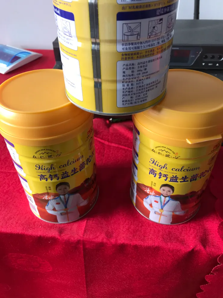 擺在展示桌上的駝奶粉--基地的重點推介。