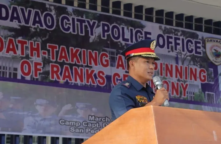 菲警察上校理查德·巴當是前總統羅德里戈·杜特地最信任的警官之一,俗稱左膀右臂。現已被免去達沃市警察局長的職務。