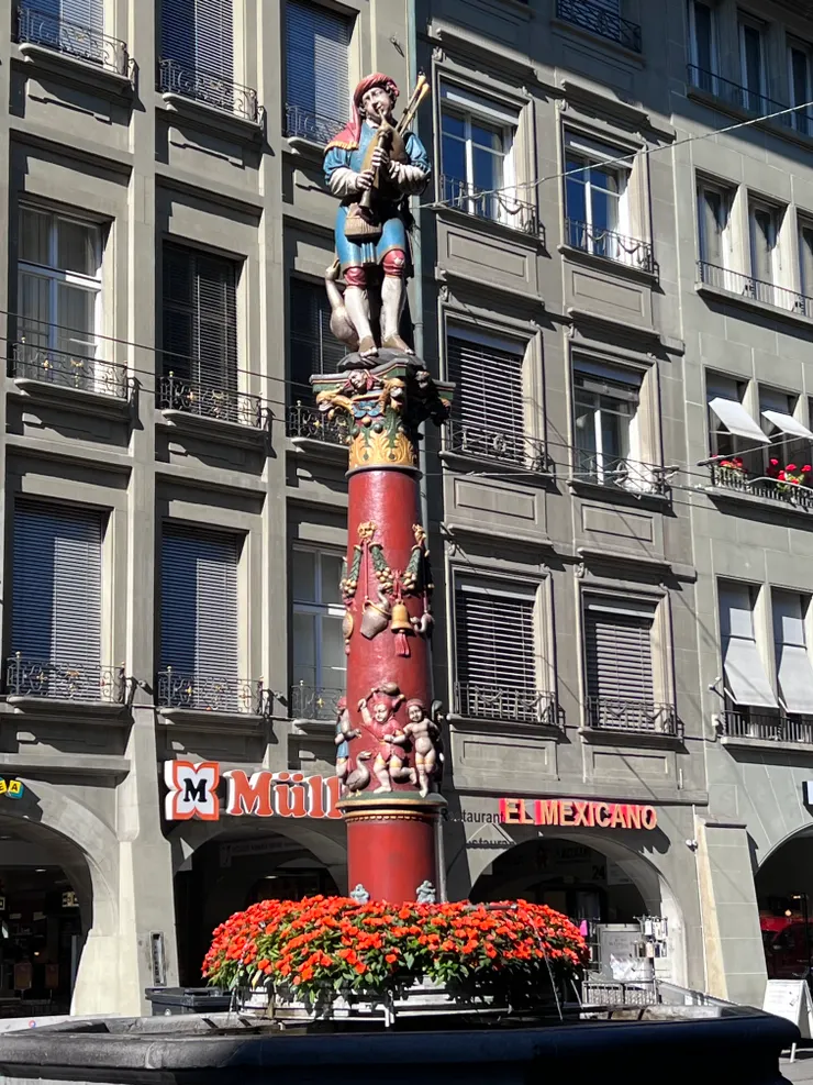 我看到的第一個噴泉，吹風笛者噴泉，破舊不堪的褲子和露出腳趾的鞋子，日子看起來很不好過