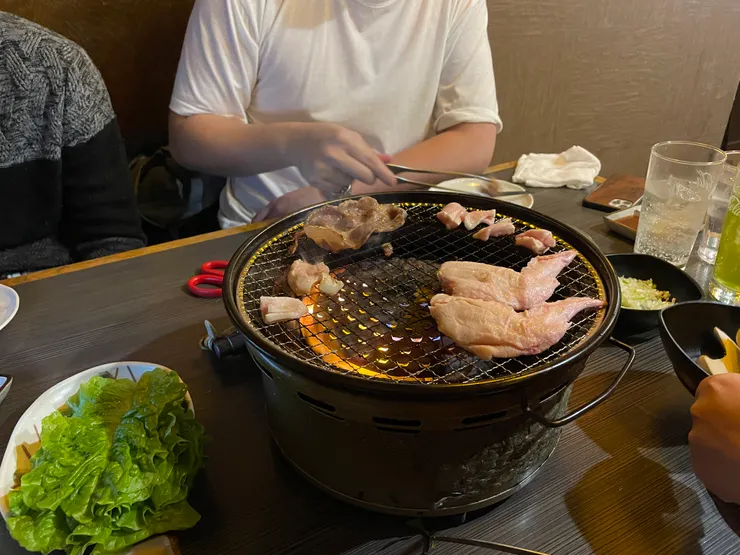 白衣男子即懂烤之人