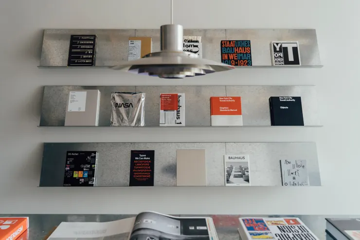 重本書店的空間充滿太空感