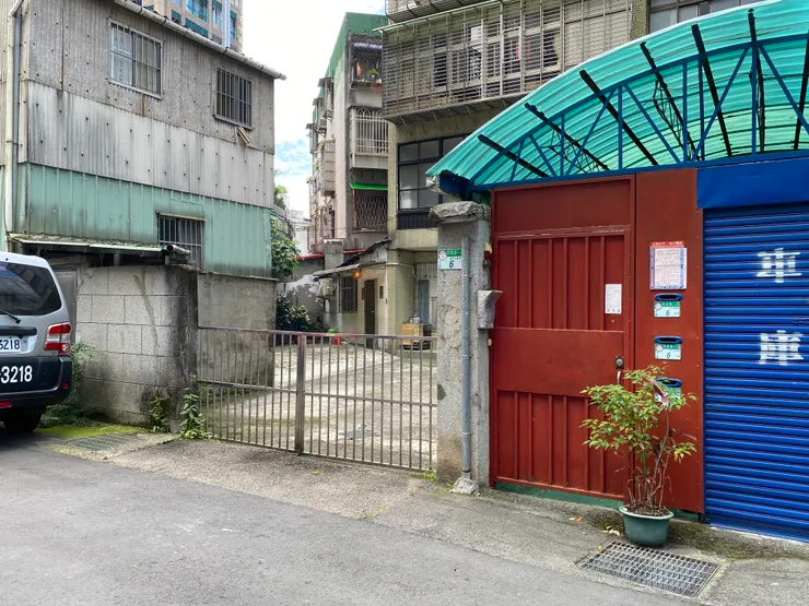 興隆路一段271巷4弄，6號住家門旁的空地，通往興隆路二段上面的盛安宮。這裡就是萬盛溪的河道