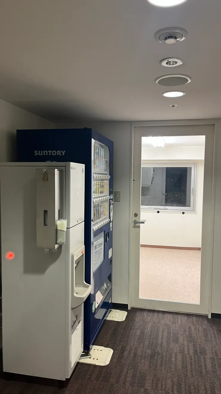 至少想喝飲料不用出旅館了。