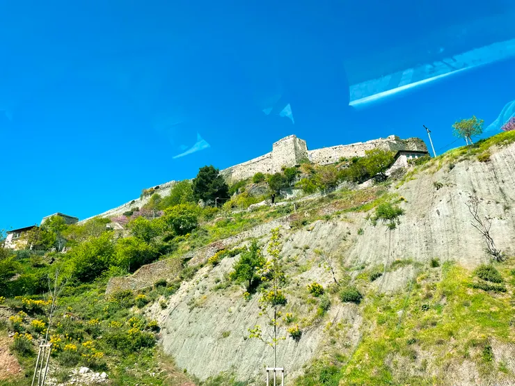 在山腳下看城堡的模樣