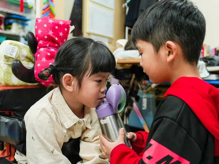 婦幼家園的綺綺(左)和軒軒，同窗互相照顧。攝影｜李亞峰