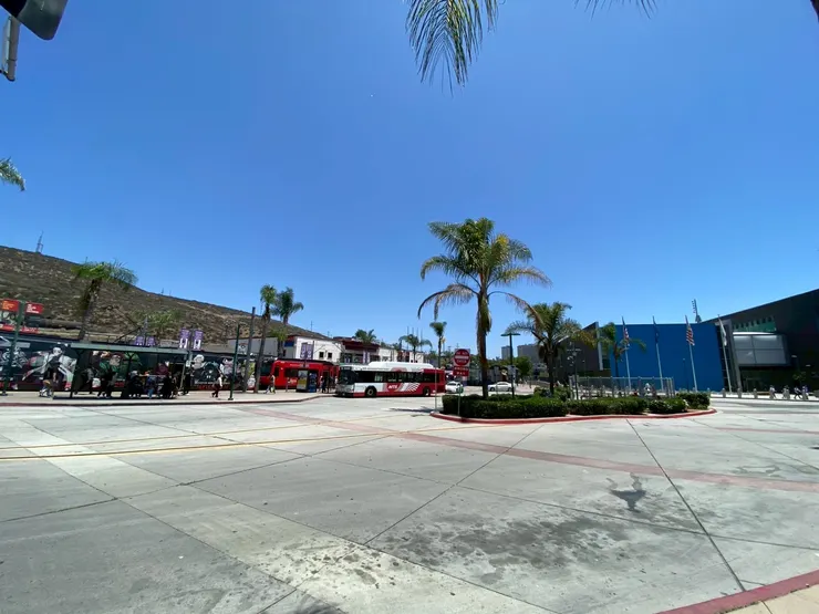 右前方的藍色建築便是關口，可從那裏走到墨西哥