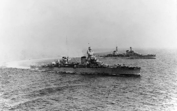 特倫托（前）和博爾扎諾（後）正在航行