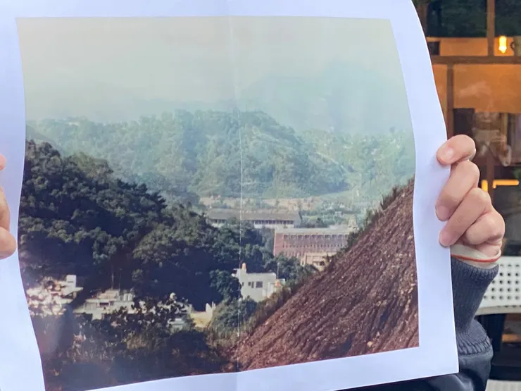 資訊所舊照，從遠處拍攝可見與環境地貌相融