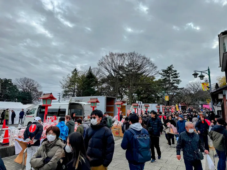 在寺廟外圍就有許多販售達摩的攤位