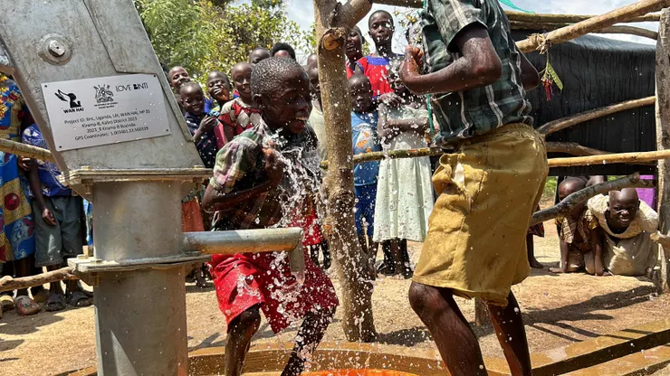 圖說:透過WASH計畫,興建水井、雨水收集系統與濾水設備,不僅有效改善了水質,還顯著降低了30%水傳疾病的感染率。(資料來源:愛女孩Love Binti)