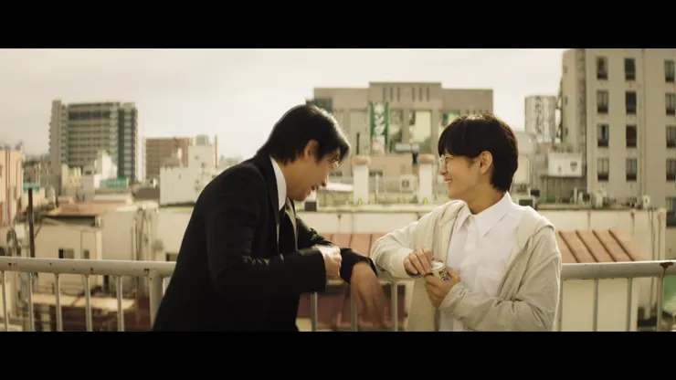 同樣經歷了外星人的危機，電影版天台上的互動消弭了兩人之間的差異