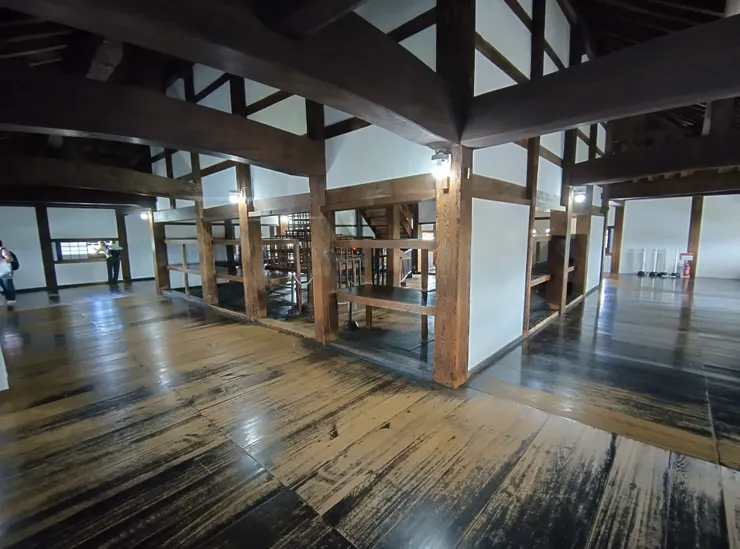 用廣角就可以拍下整層二樓