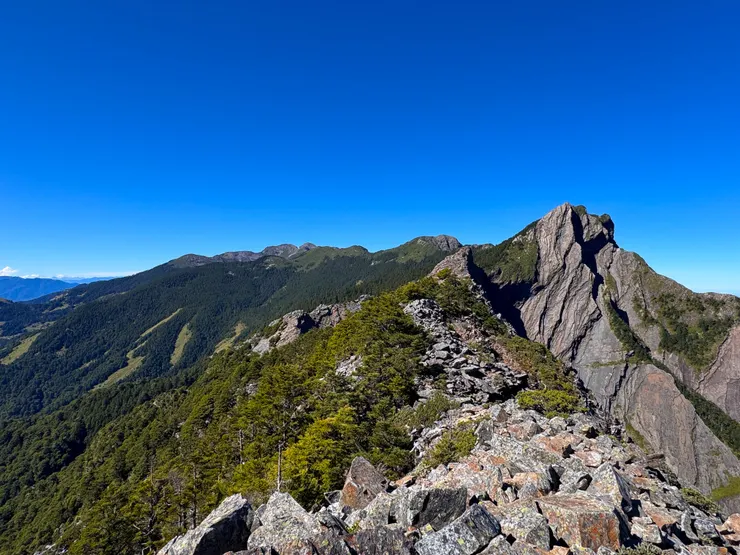 無邊無際的稜線堆滿碎石～